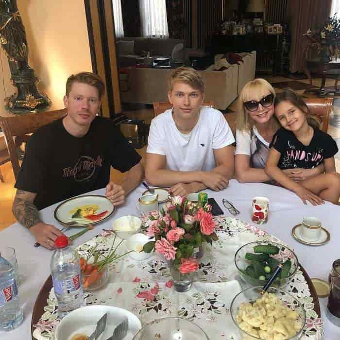 «Какой красавец»: Похожий в детстве на девочку сын Орбакайте с годами превратился в очень красивого юношу