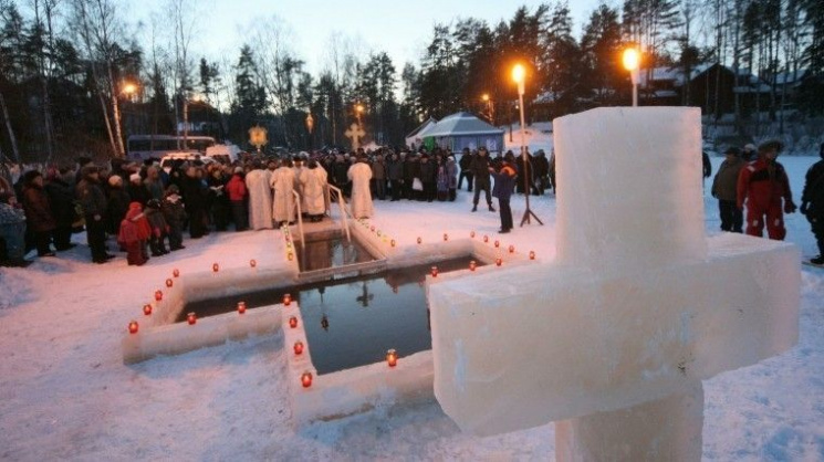 Что нельзя делать 19 января на Крещение Господне. Как правильно набирать святую воду