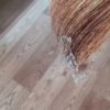Надеваю мусорный пакет на веник во время уборки. Показываю, зачем я так делаю