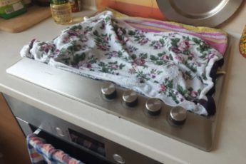 Рассказываю для чего я накрываю на кухне плиту мокрым полотенцем. Из личного опыта