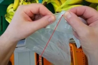 Как быстро открыть пакет в магазине, чтобы не слюнявить пальцы и не дуть на него