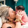 Честнее не бывает: 30 реальных фото с родов, на которых мамы впервые увидели своих детей