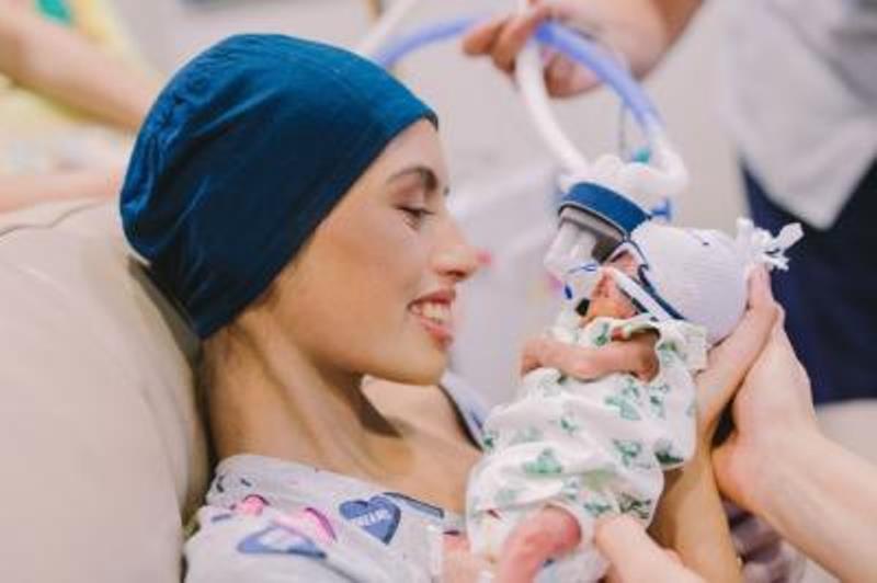 19-летняя беременная девушка отказалась от лечения рака ради новорожденного сына