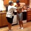 Сын танцует с мамой на кухне! Невероятно зажигательный танец мамы и сына