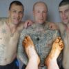 Когда дед в пожилом возрасте загремел в тюрьму, в первую же ночь зэки сделали его «nетyxом». Но на утро были вынуждены пятки ему целовать