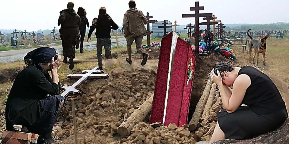 Гроб во время похорон треснул, из могилы раздался стон. От увиденного скорбящие почернели...