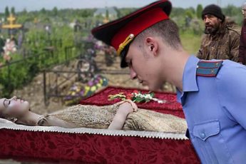 Вместо поцелуя в лоб, участковый СМАЧНО припал к губам покойницы. Люди только крестились, но дальше...