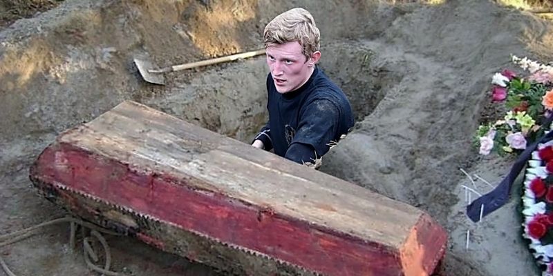 Гробовщик провалился в старый трухлявый гроб. Фотография в кармане покойника напрочь обескуражила...
