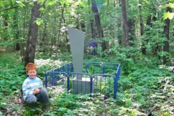 Маленький мальчик многие годы ходил на МОГИЛУ мамы – и однажды встретил ее там живой