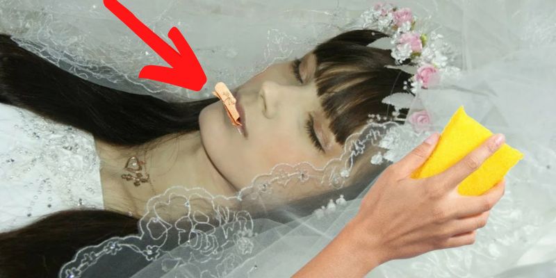Омывая тело сестры перед похоронами, девушка замерла! Во рту лежала записка! Раскрыв её, она побежала