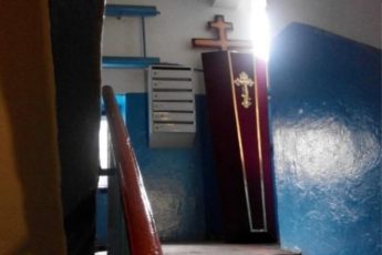 В ночь перед похоронами погасили свет везде, только оставили в комнате с покойным – и тут НАЧАЛОСЬ