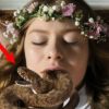 Во время похорон изо рта покойницы поползли змеи. Такую церемонию люди запомнят навсегда