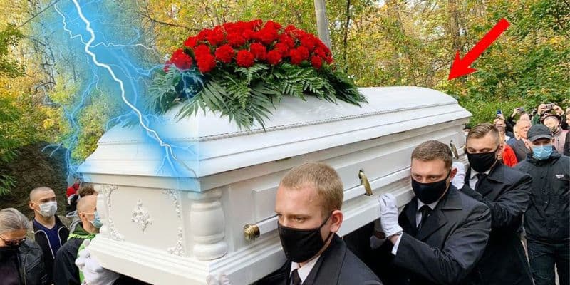 Во время похорон молния 6 раз ударила в гроб! Молодая покойница взвизгнула, а люди не верили...