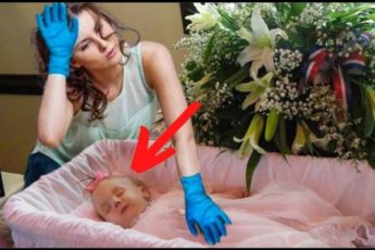 Омывая вчера усопшего младенца, мать, глотая слёзы заметила странную булавку на спине. Вытащив её...
