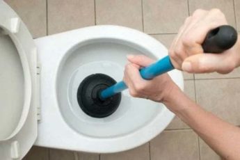 7 вещей, которые нельзя смывать в унитаз, а то будет беда!