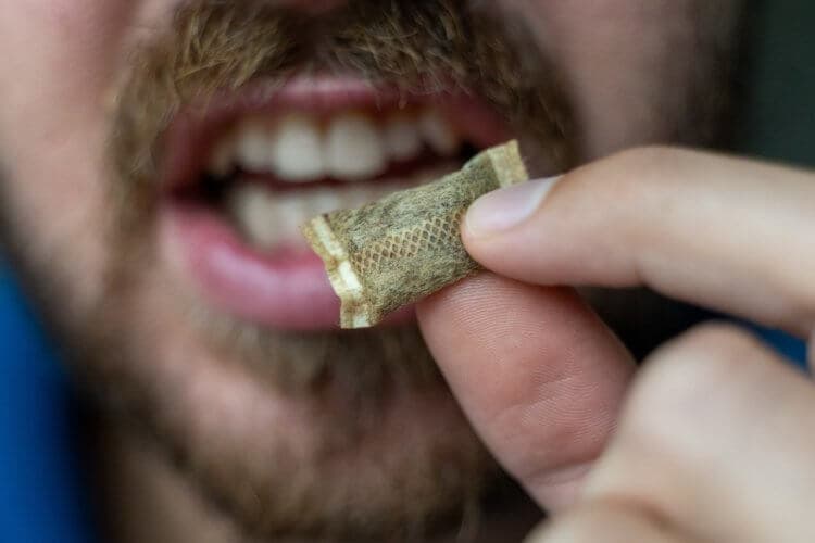 Кофейный снюс захватывает молодежь: врачи предупреждают об опасных последствиях!