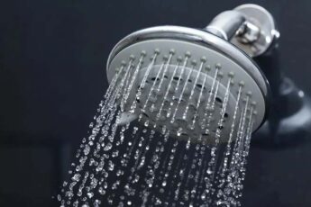 Стоит ли принимать холодный душ по утрам — мнение врачей