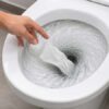 Почему нельзя смывать влажные салфетки в унитаз: разрушаем главный миф