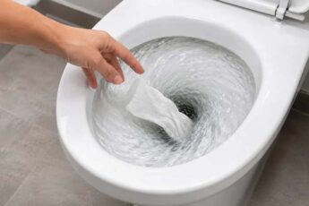 Почему нельзя смывать влажные салфетки в унитаз: разрушаем главный миф